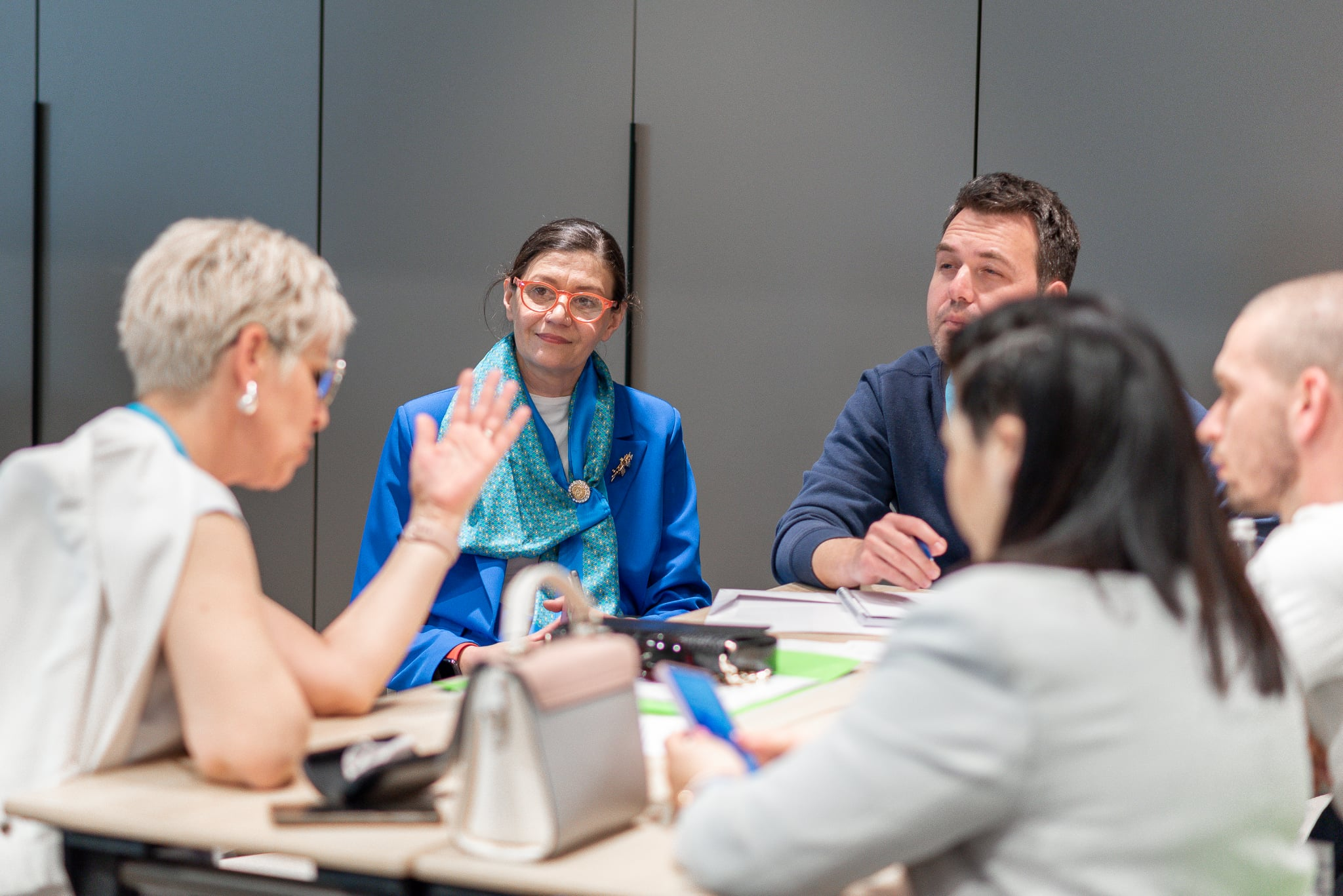 Participants of different generations listening and exchanging ideas